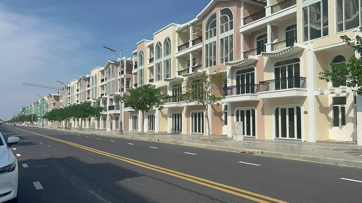 Dãy nhà phố Sun Park mặt đường lớn — hàng nhà phố nhìn từ đường nội khu chính CaraWorld