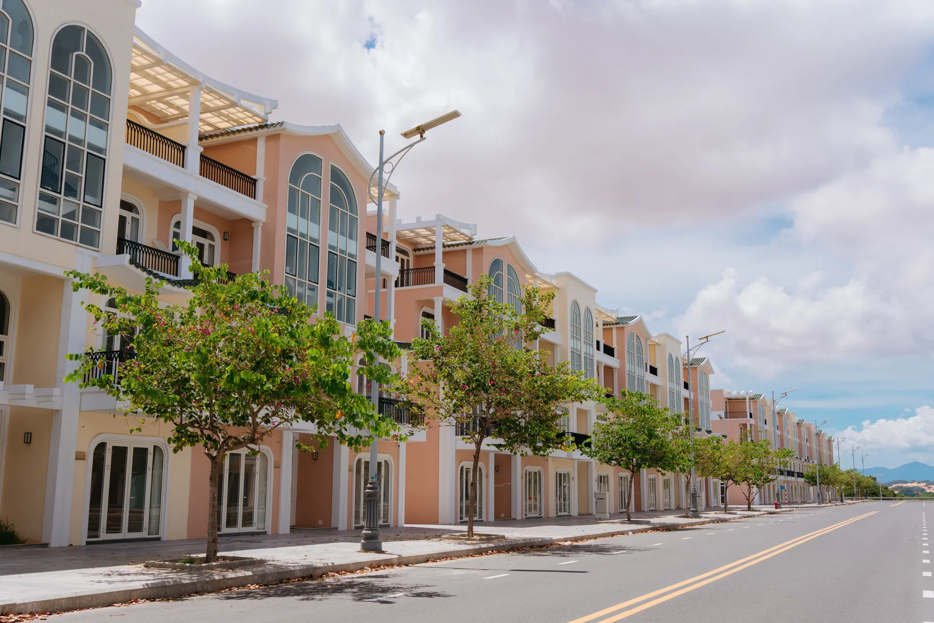 Sun Park nhà phố Unique Villas — mặt tiền hoàn thiện, cây xanh