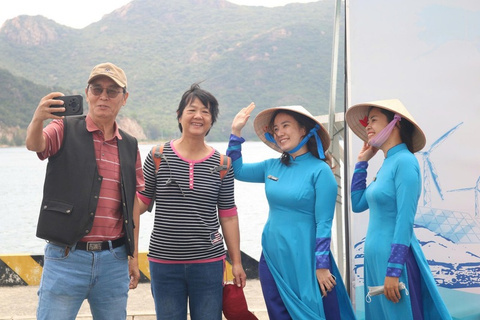 Du khách quốc tế chụp ảnh lưu niệm tại cảng Cam Ranh khi tàu MS Coral Princess cập bến