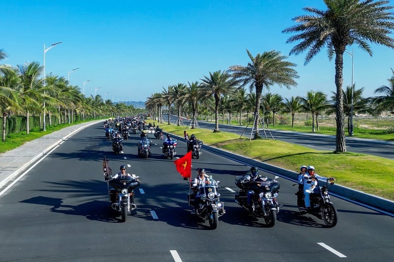 Đoàn mô tô diễu hành Vietnam Bike Week 2026 trên đại lộ Bãi Dài CaraWorld Cam Ranh